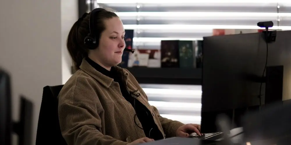 Mitarbeiterin mit Headset am Computer – persönlicher Kundenservice bei mobile-pocket