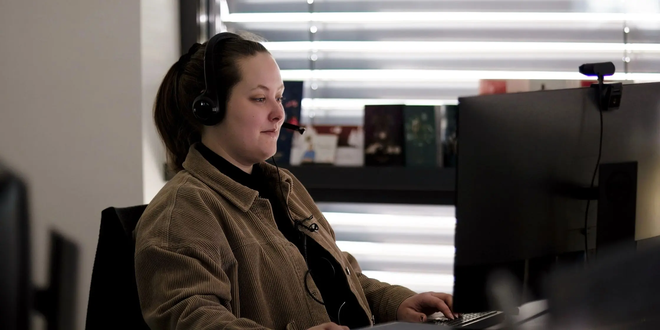 Mitarbeiterin mit Headset am Computer – persönlicher Kundenservice bei mobile-pocket