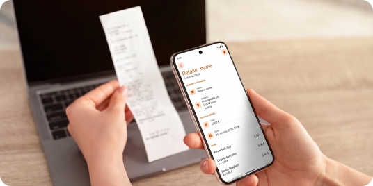 Una persona scansiona uno scontrino con lo smartphone e lo archivia digitalmente in mobile-pocket.